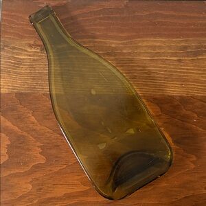Wine bottle serving plate